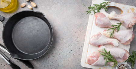 Raw chicken legsの写真素材