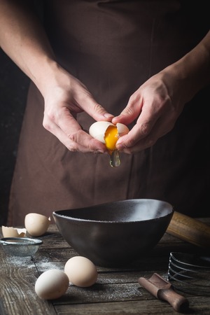 Hands are breaking an eggの写真素材