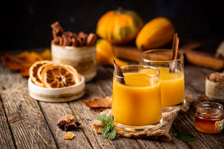 Pumpkin and orange spiced fall cocktail with cinnamonの写真素材