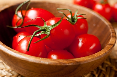 Ripe tomatoes in a bowlの写真素材