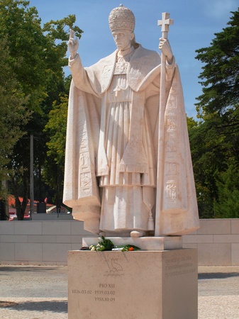 statue of Pope Pio XII in the Marian shrine of Fatima in Portugal のeditorial素材
