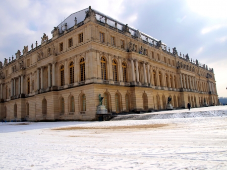 park and palace of Versailles near Paris in France in winterのeditorial素材