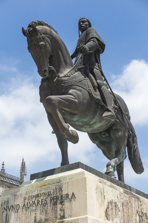 Statua Nuno Alvares Pereira na koniu w Batalha, Portugalのeditorial素材