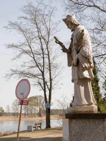 A large fallen grassland lying on the lake shore, partially eaten by birds and wild animals. Fallen grass carp on the shore.のeditorial素材