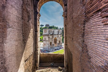 May 28, 2016: Arch of Constantine seen from inside the Colosseum, Romeのeditorial素材