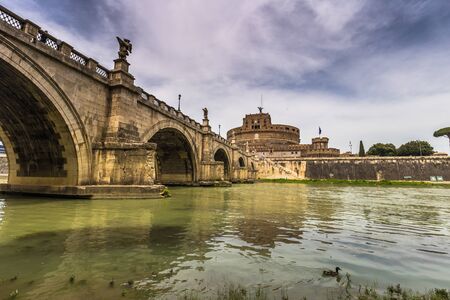 May 28, 2016: Bridg ecrossing the Tiber river to the castle of Sant'Angelo, Romeのeditorial素材