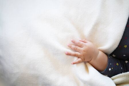 5 month old baby hands and blanketsの写真素材
