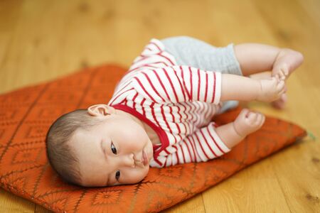 5 month old baby crawling in the living roomの写真素材
