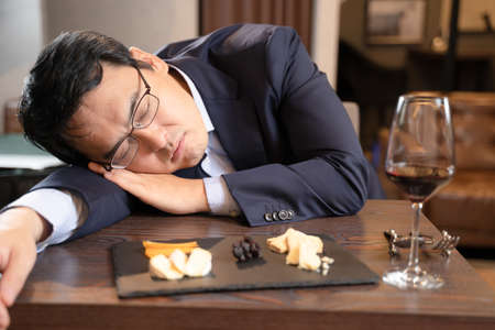 A man who gets drunk and sleeps at a restaurant