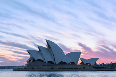Sydney Opera House at sunrise in Sydney Australia.NOV 11,2016 The Sydney Opera House is a famous arts center.Over 10 millions tourists visit Sydney a year.のeditorial素材