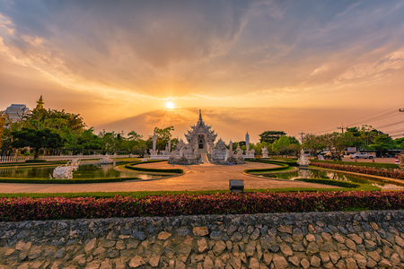 Wat Rong Khun(White temple)at sunset in Chiang Rai,Thailand.02/04/2017 Wat Rong Khun is modern building, well known worldwide.It was  designed by  Chalermchai Kositpipat.Opened it to visitors in 1997.のeditorial素材
