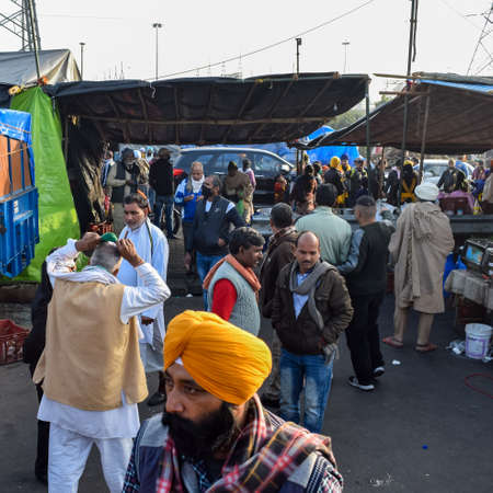 Gazipur, Delhi, India â December 25 2020 : Indian Sikh and Hindu Farmers from Punjab, Uttar Pradesh and Uttarakhand states protests at Delhi-UP Border. Farmers are protesting against new farmer lawsのeditorial素材