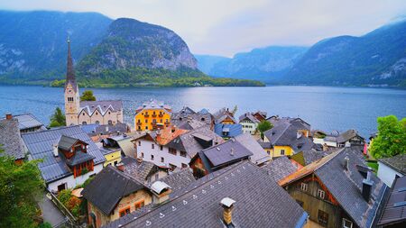 Scenic view of famous Hallstatt mountain village with Hallstatter lake. Sunny autumn sunrise on Hallstatt lake. Location: resort village Hallstatt, Salzkammergut region, Upper Austria, Alps. Europeの写真素材