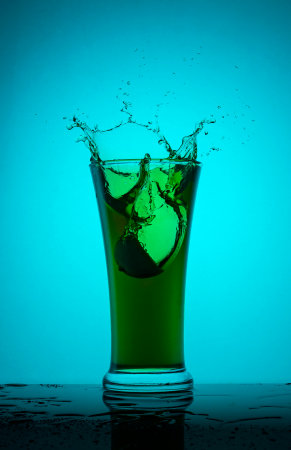 Lemon splashing into cocktailの写真素材