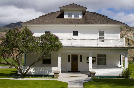 An old wooden house in the high desert of Eastern Oregonの写真素材