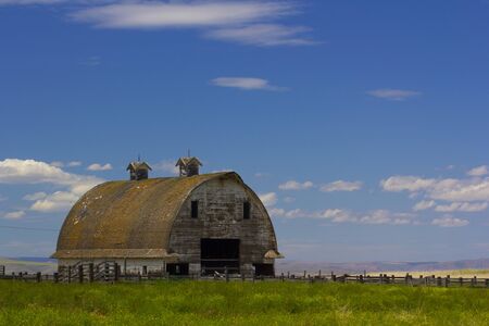 An old barn with a round roof in rural Washingtonの写真素材