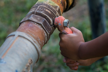 Children try to open the faucet.の写真素材