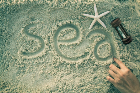 Hand on the white sand.の写真素材