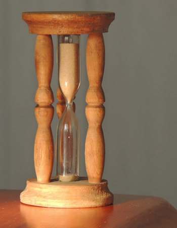 Small hourglass at the table corner starts counting