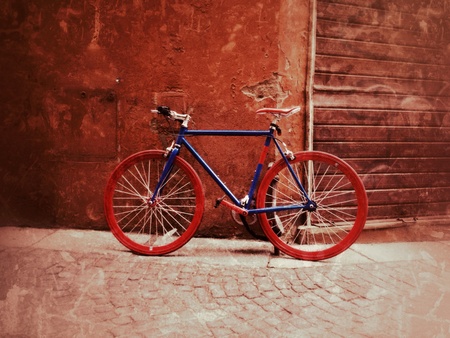 Bicycle on old street in Italy の素材