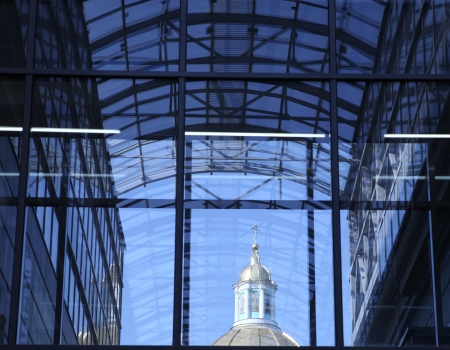 old elohovskiy cathedral in building windowの写真素材