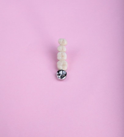 dental prosthesis on pink backgroundの写真素材