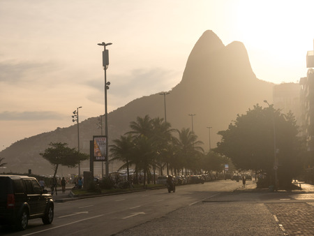 RIO DE JANEIRO, BRAZIL - OCTOBER 24, 2016:  People enjoy the Ipanema Beach at Sunset in Rio de Janeiroのeditorial素材