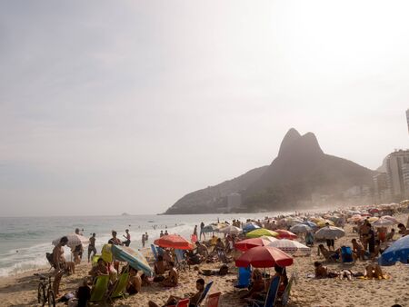 RIO DE JANEIRO, BRAZIL - OCTOBER 24, 2016:  People enjoy the Ipanema Beach at Sunset in Rio de Janeiroのeditorial素材