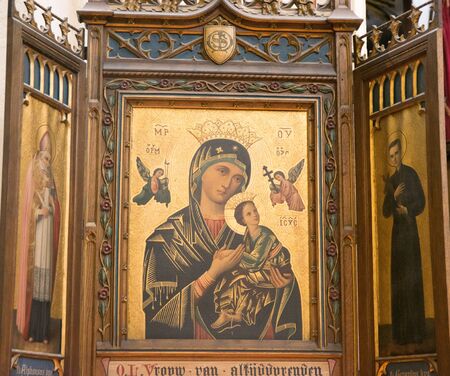 BRUGGE, BELGIUM - JUNE 13, 2014: Madonna icon in Saint Salvator Cathedral in Bruges, Belgiumのeditorial素材