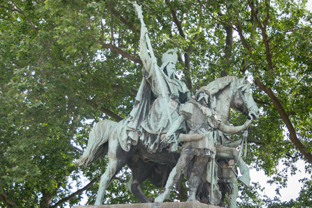 Statue Charlemagne et ses Leudes by Cathedrale Notre Dame de Parisのeditorial素材