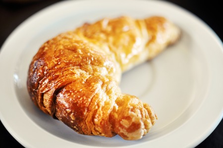 Close-Up Of Croissant On Plateの写真素材