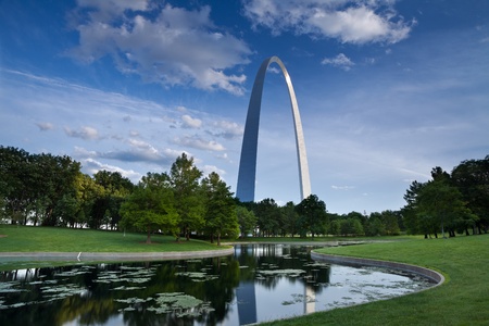 Gateway Arch. Gateway Arch, trees, and lake in the Jefferson National Expansion Memorial in St. Louis, MOのeditorial素材