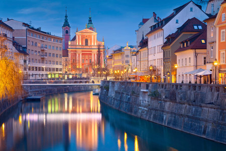 Ljubljana. Image of Ljubljana, Slovenia during twilight blue hour.のeditorial素材