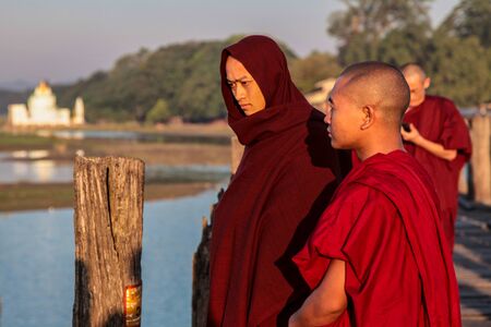 Mandalay, Myanmar - Nov 12, 2019: Monks at U Bein bridge in Amarapura,Mandalay Myanmarのeditorial素材