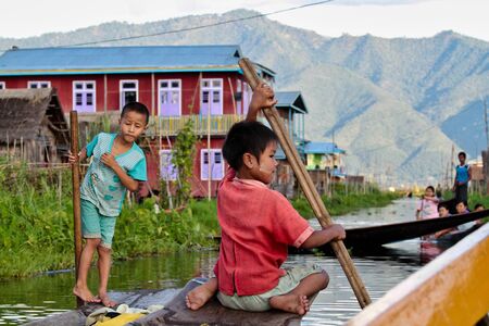 Inle Lake, Myanmar - Nov 08, 2019: Burmese people on Inle Lake in Shan State, Myanmar former Burma. Inle Lake is a freshwater lake located in the Nyaungshwe Township of Taunggyi District of Shan Stateのeditorial素材