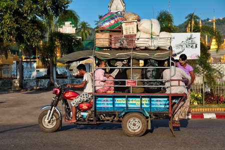 Kyaiktiyo, Myanmar - Nov 04, 2019: Burmese people of myanmar, former Burma on the road from Yangon to Kyaiktiyo, Asiaのeditorial素材