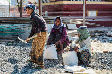 Mandalay, Myanmar - Nov 13, 2019: working people in the streets of Mandalay, Myanmar former Burmaのeditorial素材