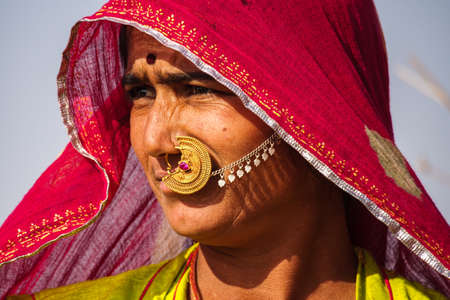 Jaisalmer, India - Dec 30, 2019: Beautiful dressed women working on the cotton fields of Jaisalmer, Rajasthanのeditorial素材