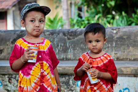 Mawlamyine, Myanmar - Nov 05, 2019: Children at the Maha Myatmuni Buddhist Temple at Mawlamyine in Myanmar, former Burma in Asiaのeditorial素材