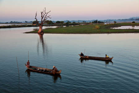 Mandalay, Myanmar - Nov 12, 2019: Fishermen near U Bein bridge in Amarapura,Mandalay Myanmarのeditorial素材
