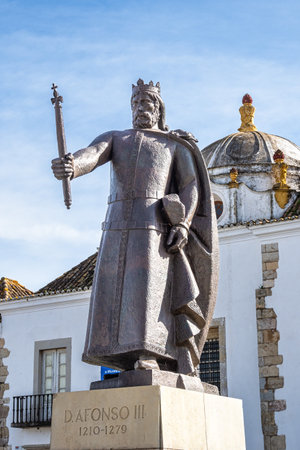 Statue of King Afonso III in Afonso Square, Praca do Afonso III in the city centre of Faro, Algarve, Portugal, Europeの写真素材
