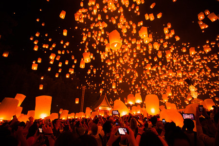 CHIANG MAI, THAILAND - October 25, 2014: Tourists launching Khom Loi in Loi Krathong Festival.のeditorial素材
