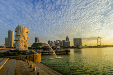 SINGAPORE CITY, SINGAPORE: Sep 29,2017: Sunrise at Merlion and Singapore city skyline with Singapore Flyer.のeditorial素材
