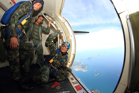 Sattaheep - SEPTEPBER 12: Thai navy parachute team jumps out of the airplane for show in Sunset parade on Sep. 12, 2012 in Sattaheep, Chonburi, Thailand.のeditorial素材