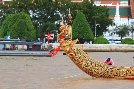 BANGKOK, THAILAND - SEPTEMBER 21:one practice of ride the Royal boat .Thai Buddhist boats travel down Chao Phaya river to celebrate the kings 85 years on the throne Sept 21, 2012 in Bangkok.のeditorial素材