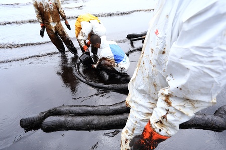 Ko Samet,THAILAND-July 31:Royal Thai Navy personel,and local volunteers clean up a beach from a major oil slick on Ao Phrao beach on the island of Ko Samet on July 31,2013 in Ko Samet island ,Rayong, Thailandのeditorial素材