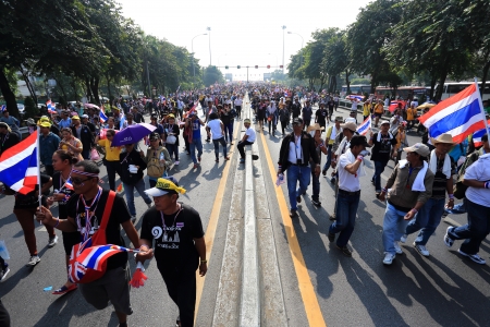 BANGKOK - DECEMBER 9 : Anti-government protesters rally outside Government House on DECEMBER  9 , 2013 in Bangkok, Thailand. The movement is known as the People's Democratic Force to Overthrow Thaksinismのeditorial素材