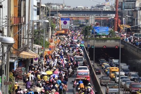 BANGKOK - DECEMBER 9 : Anti-government protesters rally outside Government House on DECEMBER  9 , 2013 in Bangkok, Thailand. The movement is known as the People's Democratic Force to Overthrow Thaksinismのeditorial素材