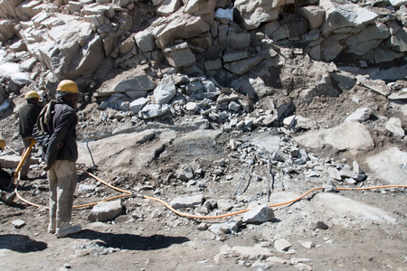 KASHMIR, INDIA - SEPTEMBER 17: Unidentified road builders on Zoji La, Srinagar - Leh road, India, September 17, 2014. Zoji La is a Himalayan pass at elevation of 3,528 m. It's the most dangerous pass in Kashmirのeditorial素材