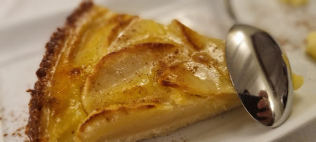 Close-up of a delicious slice of apple pie with cinnamon, ready to be enjoyedの写真素材